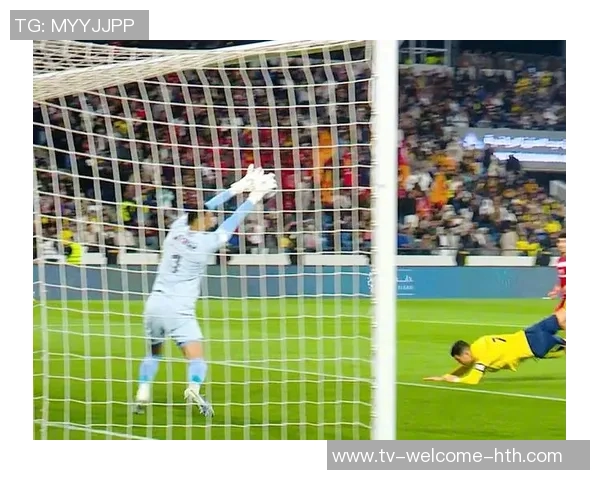 C罗中路停球失误错失良机遗憾抱头难掩失落情绪